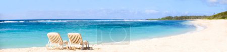 Foto de Playa tropical en maldivas con laguna azul y arena blanca y agua azul blanca - Imagen libre de derechos
