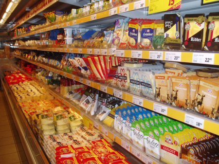 Foto de Surtido de quesos noruegos en tienda - Imagen libre de derechos