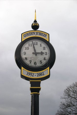 Téléchargez les photos : Ancienne horloge sur la gare - en image libre de droit