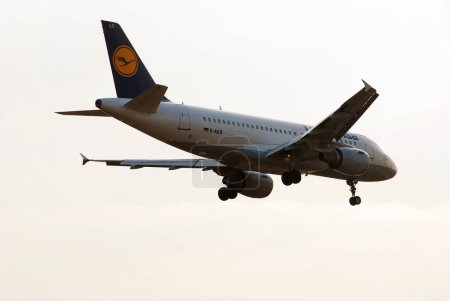 Téléchargez les photos : Airbus A 319 Lufthansa. Avion prêt pour le vol de jour - en image libre de droit