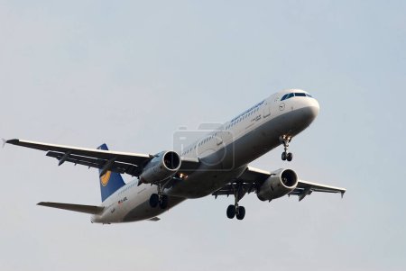 Téléchargez les photos : Airbus A 321 Lufthansa. Avion prêt pour le vol de jour - en image libre de droit