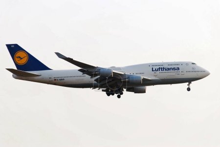 Téléchargez les photos : Boeing 747 Lufthansa dans le ciel - en image libre de droit