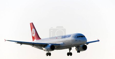 Téléchargez les photos : Boeing 737 Turkish Airlines dans le ciel - en image libre de droit