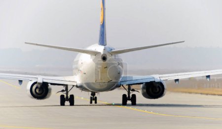 Téléchargez les photos : Lufthansa jet circulant le jour - en image libre de droit
