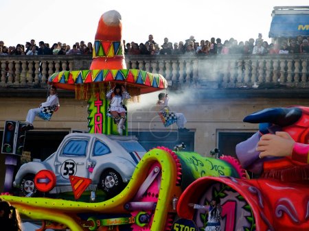 Téléchargez les photos : Festival traditionnel de carnaval dans la ville - en image libre de droit