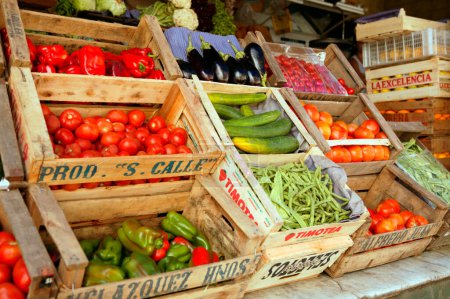 Foto de Las verduras frescas y frutas en el mercado - Imagen libre de derechos