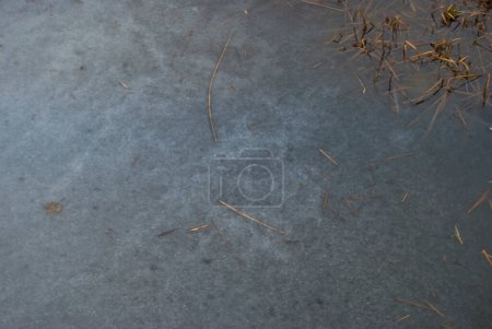 Foto de Superficie congelada del lago con hielo en el invierno. - Imagen libre de derechos