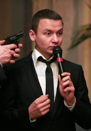 Téléchargez les photos : MOSCOU - DEC 25 : L'acteur russe Alexander Oleshko un spectacle à Moscou en Décembre 25, 2008. - en image libre de droit