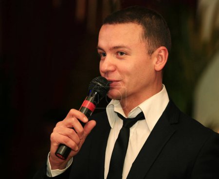 Foto de MOSCÚ - DIC 25: El actor ruso Alexander Oleshko un espectáculo en Moscú el 25 de diciembre de 2008. - Imagen libre de derechos