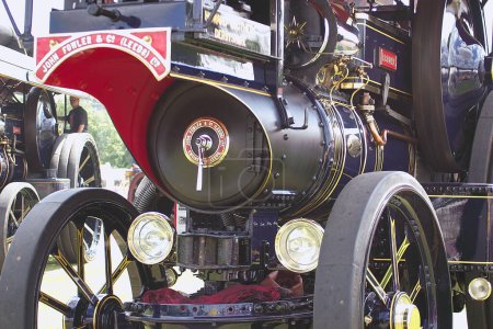 Téléchargez les photos : Magnificent steam engine, travel place on background - en image libre de droit