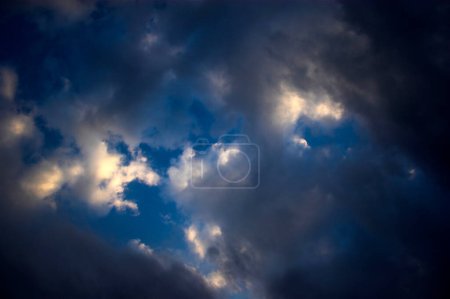 Téléchargez les photos : De magnifiques nuages. beau fond de nature - en image libre de droit
