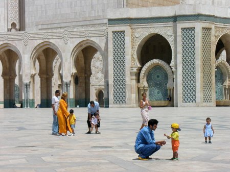 Foto de Familia religiosa cerca de la mezquita - Imagen libre de derechos