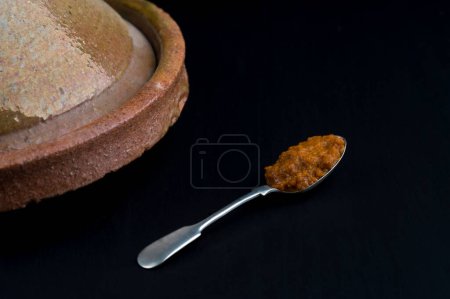 Foto de Una taza de café con cuchara y terrones de azúcar sobre un fondo negro. - Imagen libre de derechos
