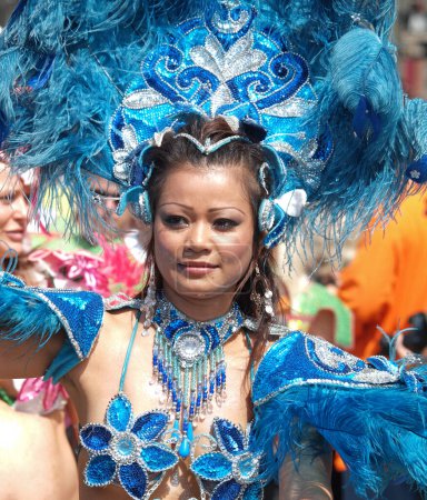 Foto de COPENHAGUE - 26 DE MAYO: Los participantes en el 30º desfile anual del Carnaval de Copenhague de trajes fantásticos, baile de samba y estilos latinos comienzan el 26 de mayo de 2012 en Copenhague, Dinamarca. - Imagen libre de derechos
