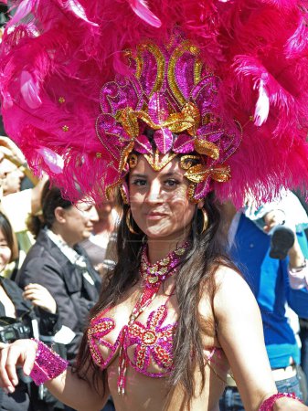 Téléchargez les photos : Superbe carnaval de rue. Concept d'événement de rue - en image libre de droit