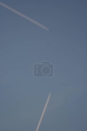 Foto de Avión en el cielo azul - Imagen libre de derechos