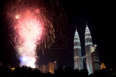 Téléchargez les photos : Kuala Lumpur Nouvel An feux d'artifice Affichage. Voyager à travers l'Asie concept - en image libre de droit