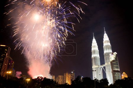 Foto de Fuegos artificiales de Año Nuevo Kuala Lumpur. Viajar a través del concepto de Asia - Imagen libre de derechos