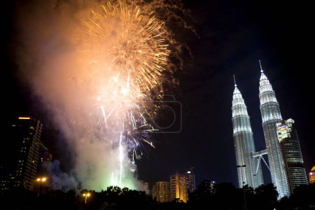 Foto de Fuegos artificiales de Año Nuevo Kuala Lumpur. Viajar a través del concepto de Asia - Imagen libre de derechos