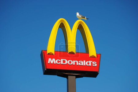 Foto de Logo de mcdonald 's en una tienda de comida rápida - Imagen libre de derechos