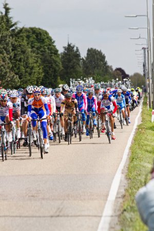 Téléchargez les photos : Compétiteurs et équipes suivantes dans le Giro dItalia. - en image libre de droit
