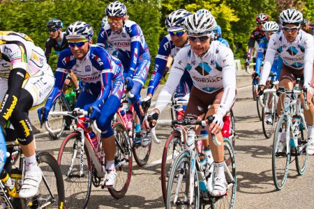 Téléchargez les photos : Compétiteurs et équipes suivantes dans le Giro dItalia. - en image libre de droit