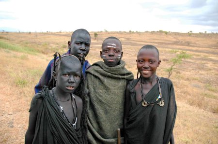 Téléchargez les photos : Groupe Masai d'enfants en Afrique - en image libre de droit