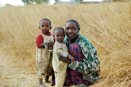 Foto de Retrato de Masai familia al aire libre - Imagen libre de derechos