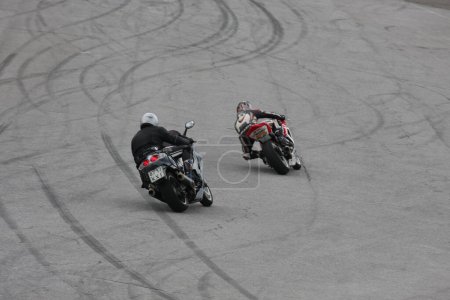 Téléchargez les photos : Concept de sport extrême. Compétition de motocross - en image libre de droit