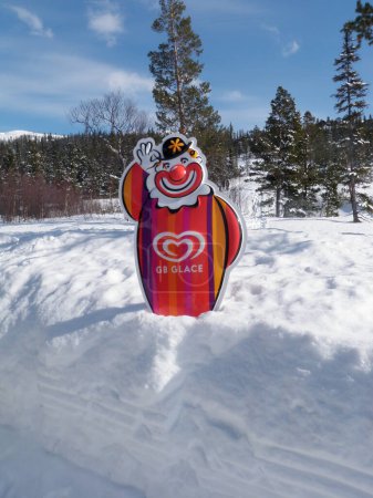 Téléchargez les photos : GB la statue du vieil homme dans la neige - en image libre de droit