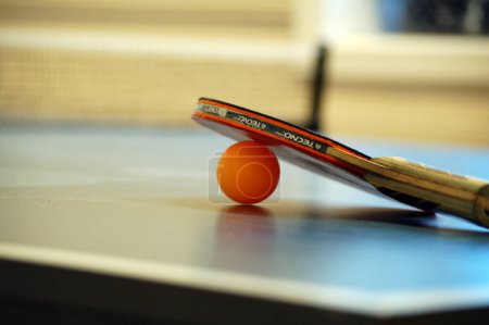 Téléchargez les photos : Balle et raquette de ping-pong - en image libre de droit