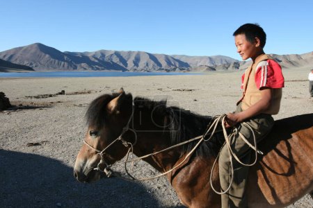 Foto de Sonriente mongol chico a caballo - Imagen libre de derechos
