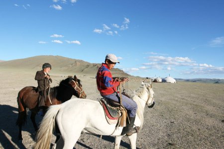Foto de Niños mongoles a caballo - Imagen libre de derechos