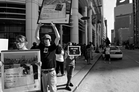 Téléchargez les photos : Manifestation du Comité d'action pour la forêt tropicale au siège de Chevron - en image libre de droit