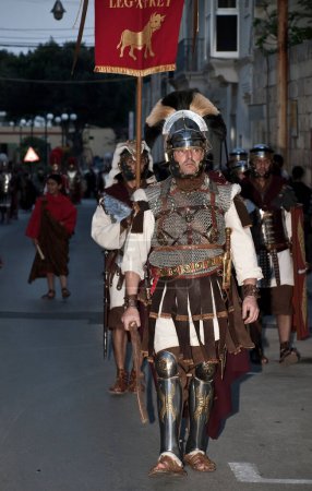 Téléchargez les photos : Chevalier médiéval en casque - en image libre de droit