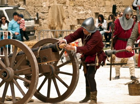 Foto de Hombres con cañón medieval - Imagen libre de derechos