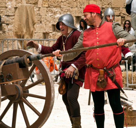 Foto de Hombres sostiene cañón medieval - Imagen libre de derechos