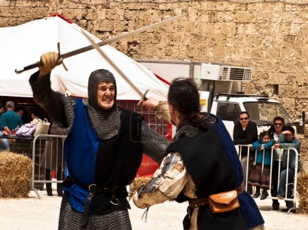 Foto de Hombres luchando en la lucha contra la espada del Mediterráneo - Imagen libre de derechos