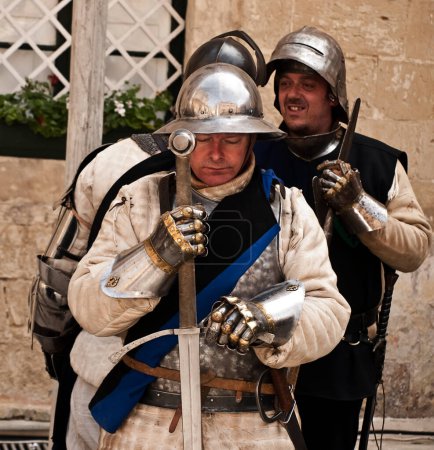 Foto de Caballeros medievales en casco - Imagen libre de derechos