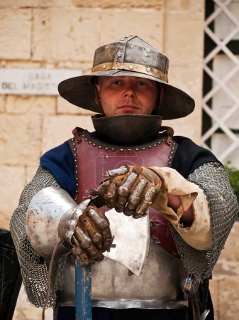 Téléchargez les photos : Chevalier médiéval en casque - en image libre de droit