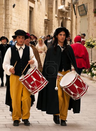 Téléchargez les photos : MDINA, MALTE - APR19 - Tambours de rue lors de la reconstitution médiévale dans la vieille ville de Mdina à Malte 19 avril 2009 - en image libre de droit