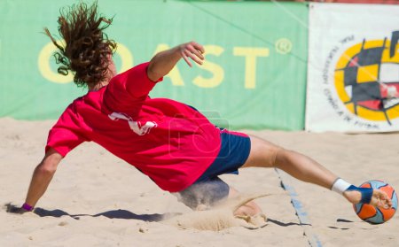 Téléchargez les photos : Homme jouant Soccer plage - en image libre de droit