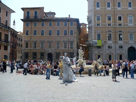 Téléchargez les photos : Piazza Navona et Fontana del Nettuno - en image libre de droit