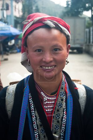 Téléchargez les photos : Portrait de femme Dao rouge - en image libre de droit