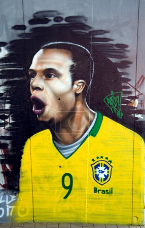 Téléchargez les photos : Graffiti : Joueur de football brésilien - en image libre de droit