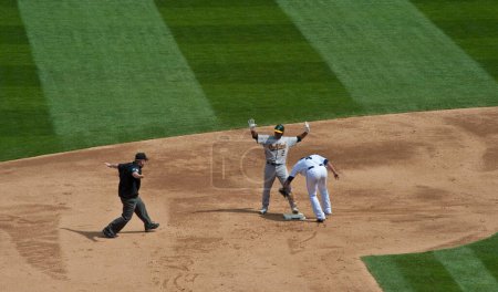 Foto de "Béisbol: seguro en la segunda base ". Concepto de juego de béisbol - Imagen libre de derechos