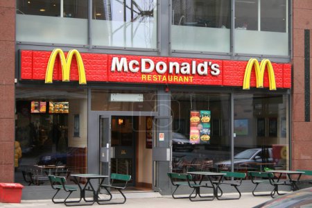 Téléchargez les photos : Entrée restaurant McDonald's - en image libre de droit