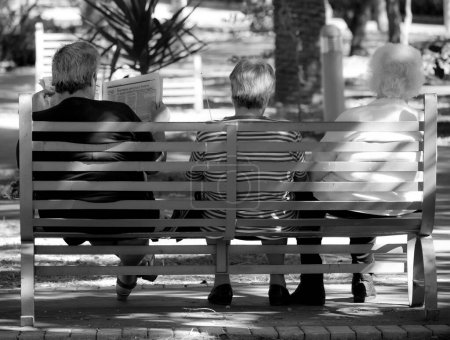 Foto de Personas mayores relajarse en el banco, blanco y negro. - Imagen libre de derechos