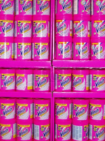 Foto de Desvanecer detergente de cerca en los estantes de la tienda - Imagen libre de derechos