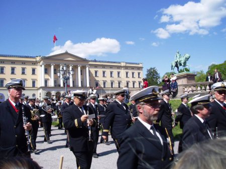 Foto de Una banda tocando frente al castillo real en Oslo - Imagen libre de derechos